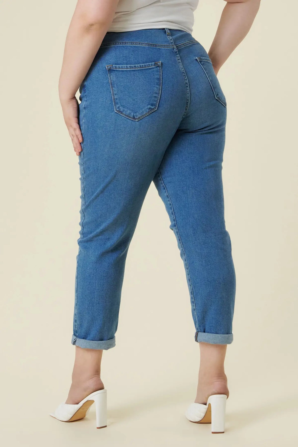 Vintage V Mom Jean- Curvy